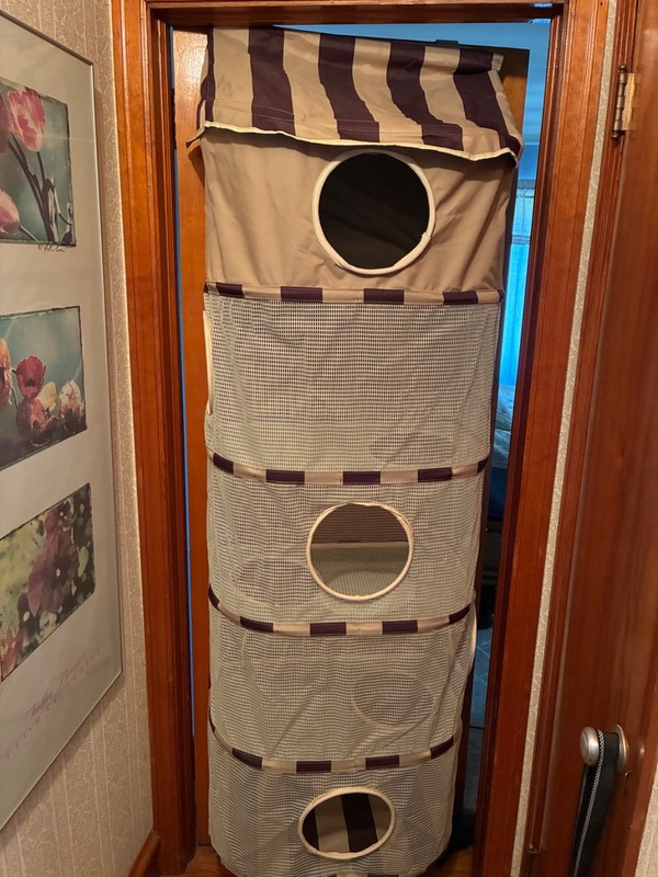 New. Kitty Nap and Play. Hanging cat treee playhouse. Removed to take picture.