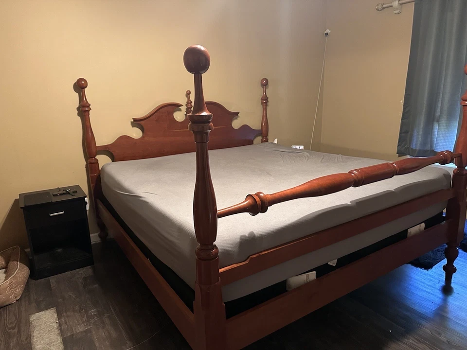 Vintage Style King Bed Set With Dresser And Chest of Drawers - Image 2 of 4