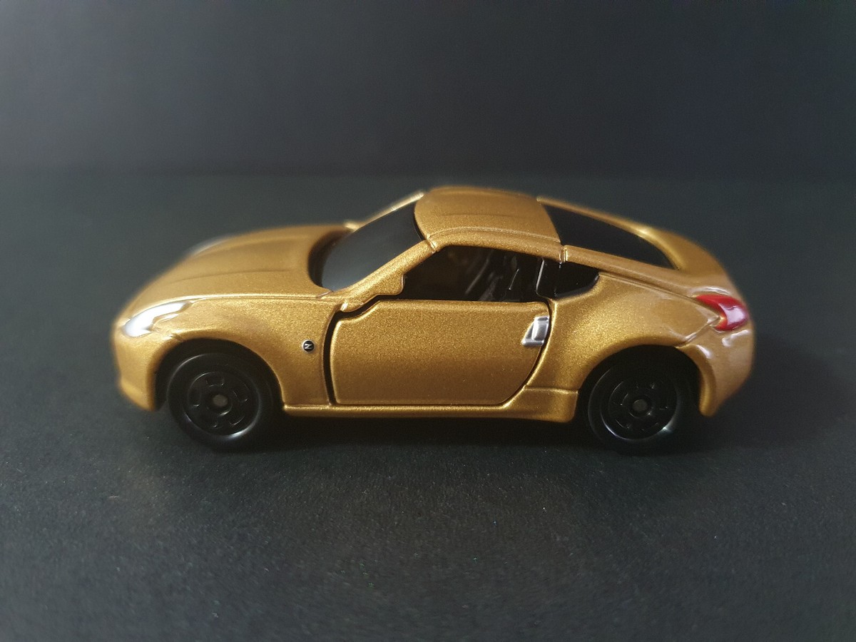 金色ミニカー セダン型 Amazon.co.jp: 1/30 トヨタ 新型クラウンセダン HEV カラー