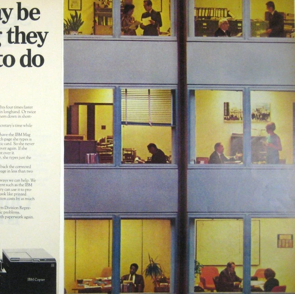 Máquina de escrever eletrônica vintage década de 1970 IBM anúncio impressão escritório trabalhadores - Imagem 2 de 2