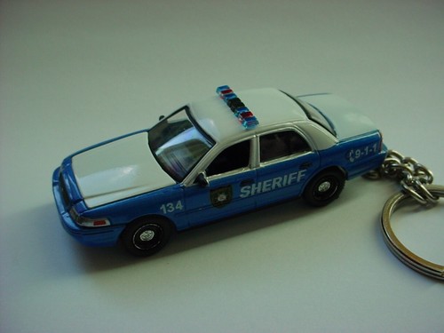 LO ÚLTIMO 3D SHERIFF POLICÍA COCHE LLAVERO PERSONALIZADO Llavero Corona Victoria VIC 911 - Imagen 4 de 4