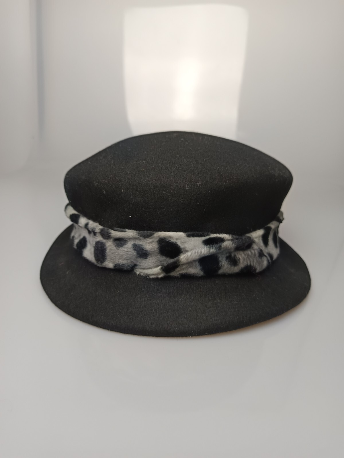 Stylish European Vintage Fedora Hat for Timeless Elegance-image