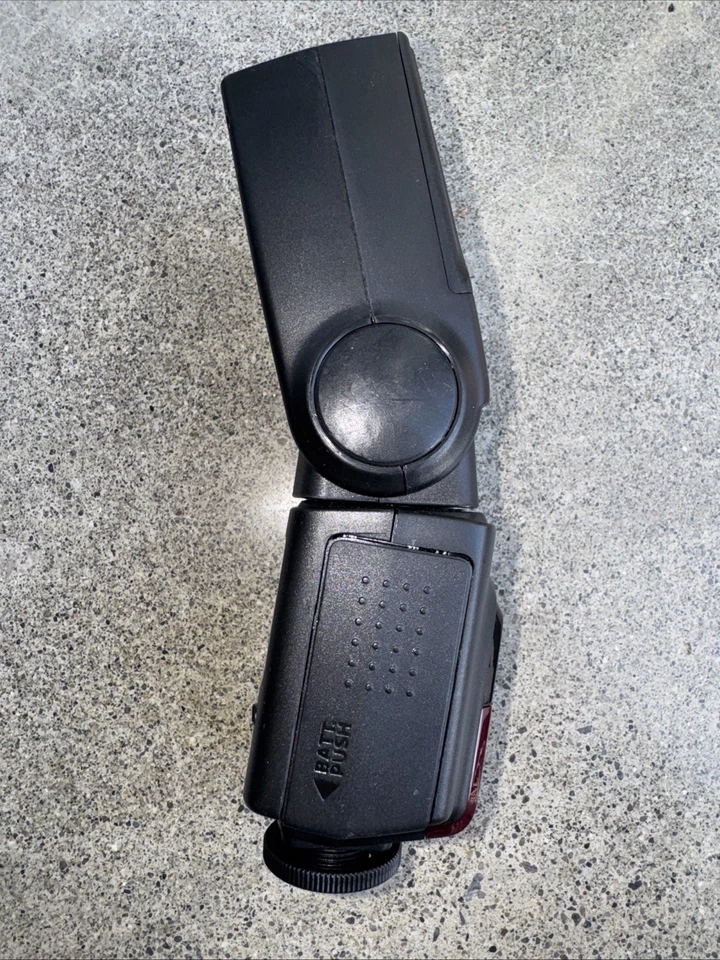 Neewer TT560 Electronic Flash Speedlite For DSLR Cameras With 2 Accessories - Image 2 of 4