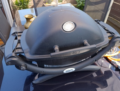 Weber Gasgrill Q 1200 mit 2 Gasflaschen Leer Garten Party Geburtstag