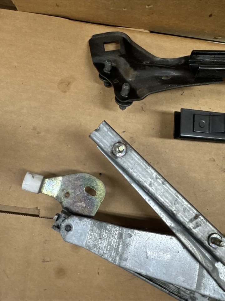 2004- 2007 Subaru Impreza WRX STI Front Window Regulator Motor Mount Left B156 - Image 3 of 4