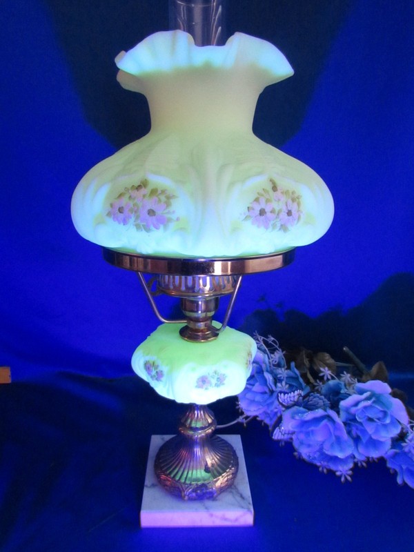 FENTON CUSTARD URANIUM GLASS HAND-PAINTED DAISIES LAMP SIGNED ARTIST 19.5" GLOWS