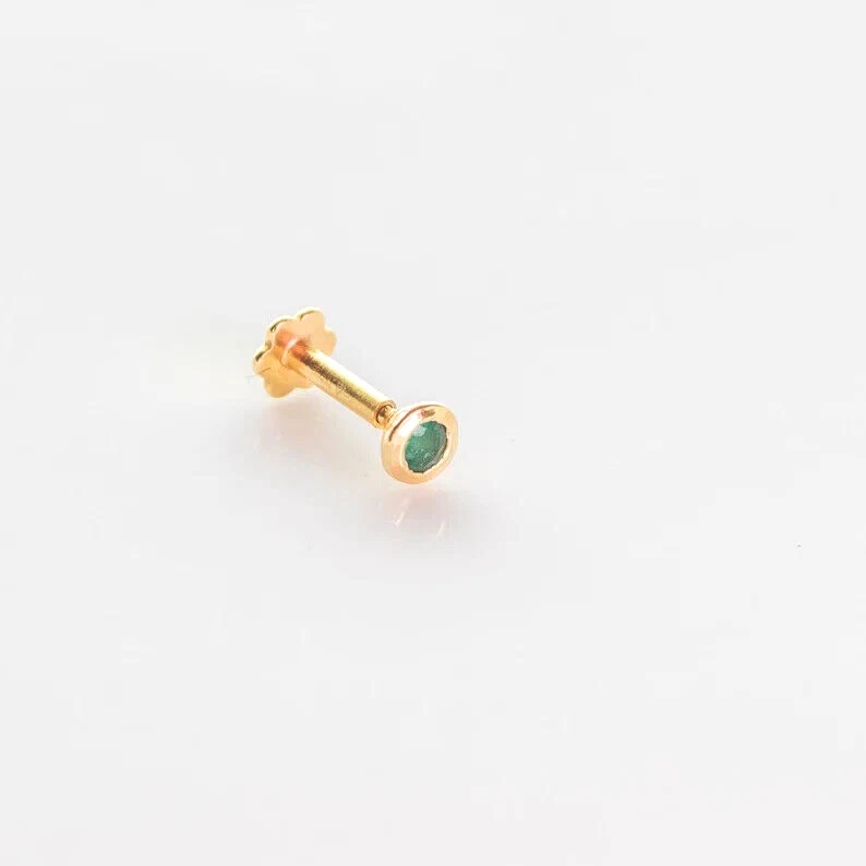 Perno perforador natural de 0,04 quilates esmeralda Tragus hélice nariz tornillo oro amarillo de 14 quilates Foto 2 de 4