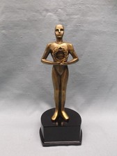 réalisation masculine victoire trophée résine prix concours tenant une couronne RF991