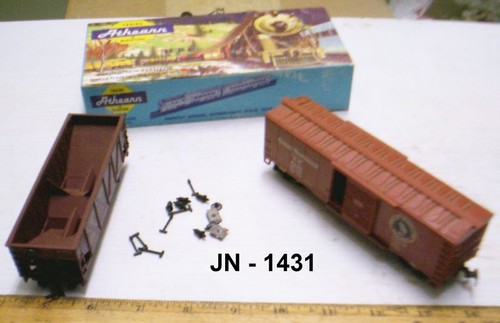 Lot of 2 - Railroad Cars - a Hopper & a Revell Box Car - Picture 1 of 2