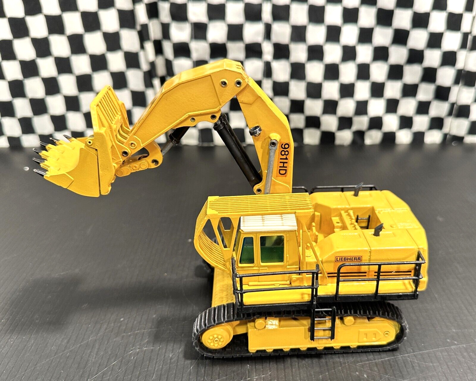 Sijam Liebherr R981HD Tracked Hydraulic Excavator -Yellow- 1:50 Diecast Boxed