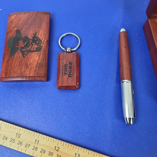 Vandor John Wayne Scatola Portaoggetti in Legno Set Regalo con Penna e Porta Biglietti da Visita - Foto 9 di 9
