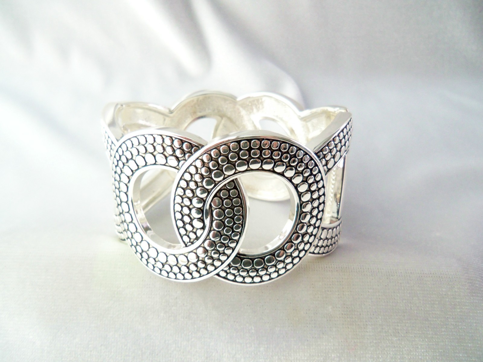 Dot Textured Silvertone Interlocking Circles Wide… - image 4