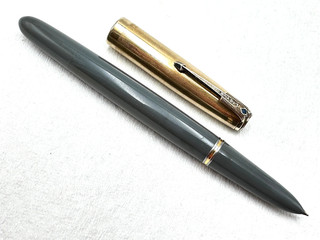 VINTAGE 1946 PARKER 51 VACUMATIC GOLD FILLED & DOVE GRAY FOUNTAIN PEN 14K M