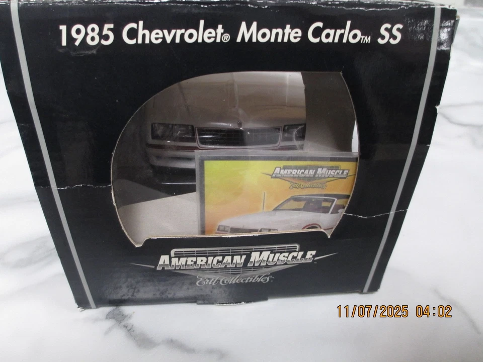 Chevy Monte Carlo SS American Muscle Authentics 1985 con T-tops blanco 1:18 ertl Foto 2 de 4