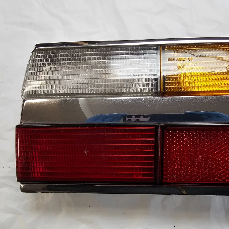 Luz trasera derecha BMW e28 528e 524td 533I 535I OEM Foto 3 de 4