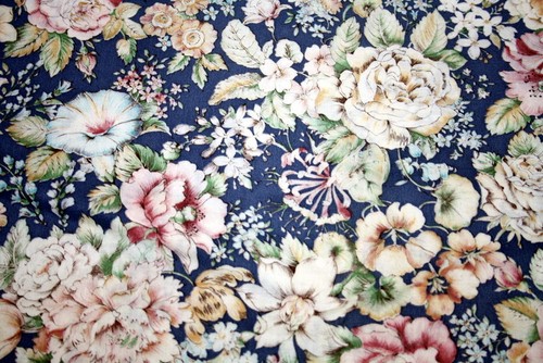 PINK. BLUE AND WHITE MASSED BLOOMS ON BLUE-JOAN KESSLER - 100% COTTON FABRIC - Picture 2 of 6