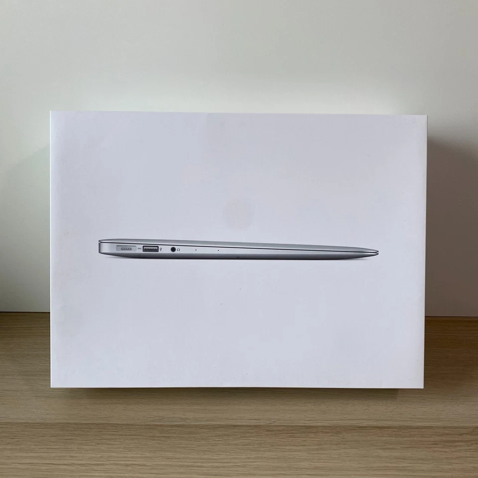 Apple MacBook Air - 13" Display - 2017 - Core i7 2.2GHz - 512GB SSD - 8GB RAM - Image 2 of 4