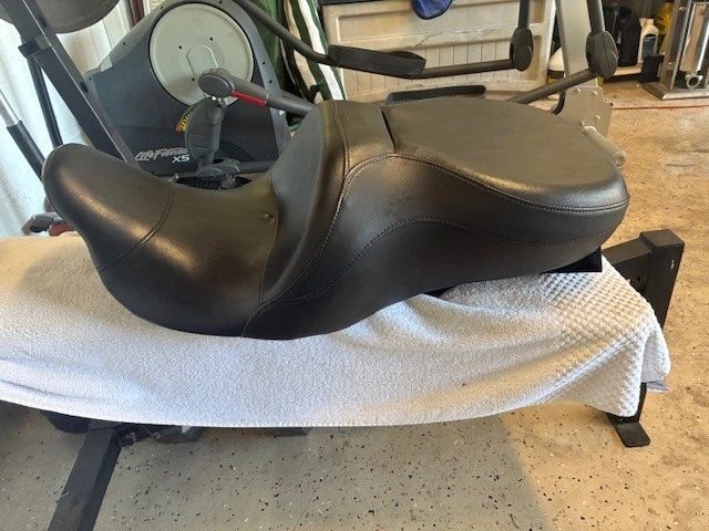 OEM🔥09-23 Genuine Harley Touring Reduced Reach Sundowner Seat🔥 - Image 2 of 3
