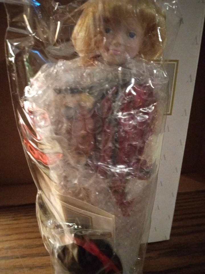 Muñeca de porcelana Dolly favorita vintage de Avon Childhood Dreams Foto 2 de 4