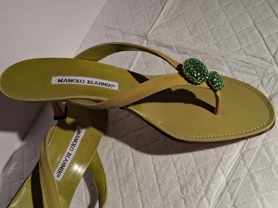 Manolo Blahnik Afribead verde suave M390. Precio original nunca usado $530.00 Foto 3 de 4