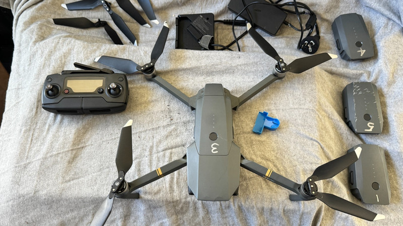 DJI Mavic Pro 4K Drone Bundle 4 Batteries Controller Charger Hard Case
