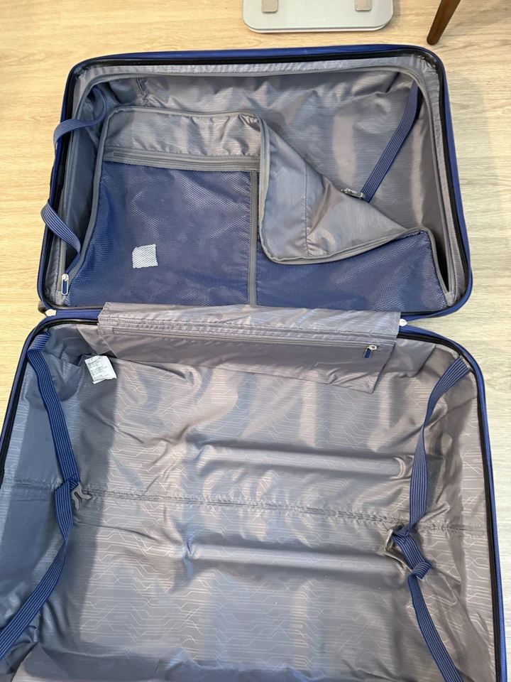 American Tourister  checked in luggage - Image 4 of 4