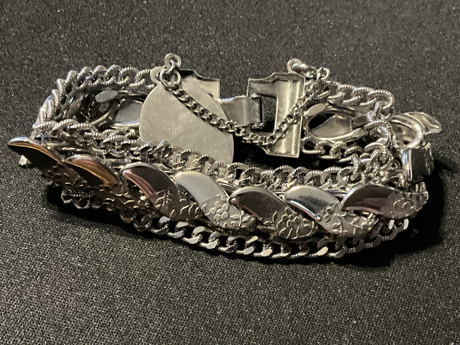 6.75in Silver Tone Link Leaf Pattern Bracelet Saf… - image 1