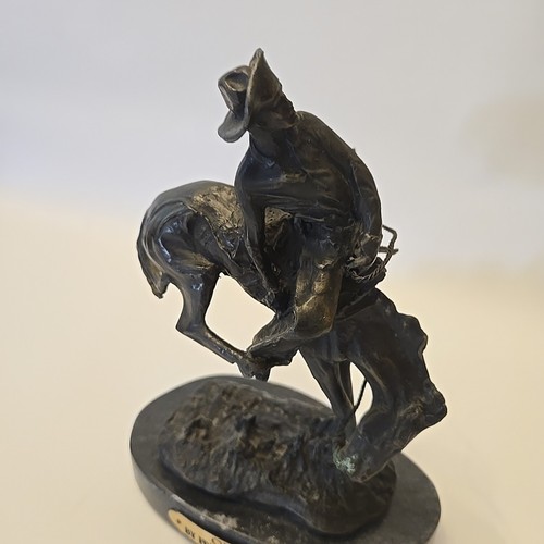 Escultura de bronce con base de mármol Frederic Remington The Outlaw - Imagen 4 de 12