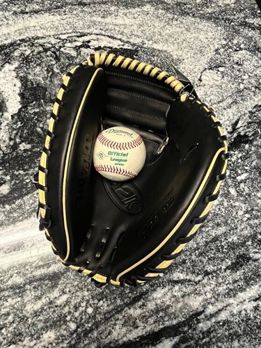2024 WILSON A2K M23 PRO STOCK CATCHERS MITT 33.5" WBW101383335 RHT - $399.99 - Picture 5 of 14
