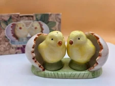 Cracker Barrel Chicken Chicks in Egg Salt and Pepper Shakers