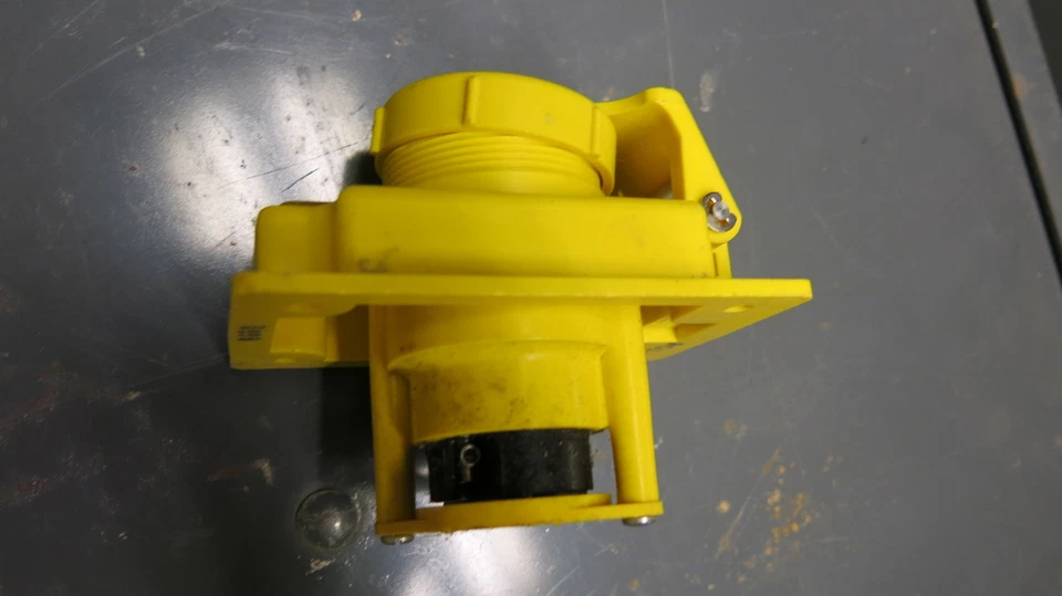 Russellstoll 9R23U2W, 20 Amperios, 250 Voltios, 3 Cables, Pin y Manguito Receptáculo - PS86 Foto 4 de 4