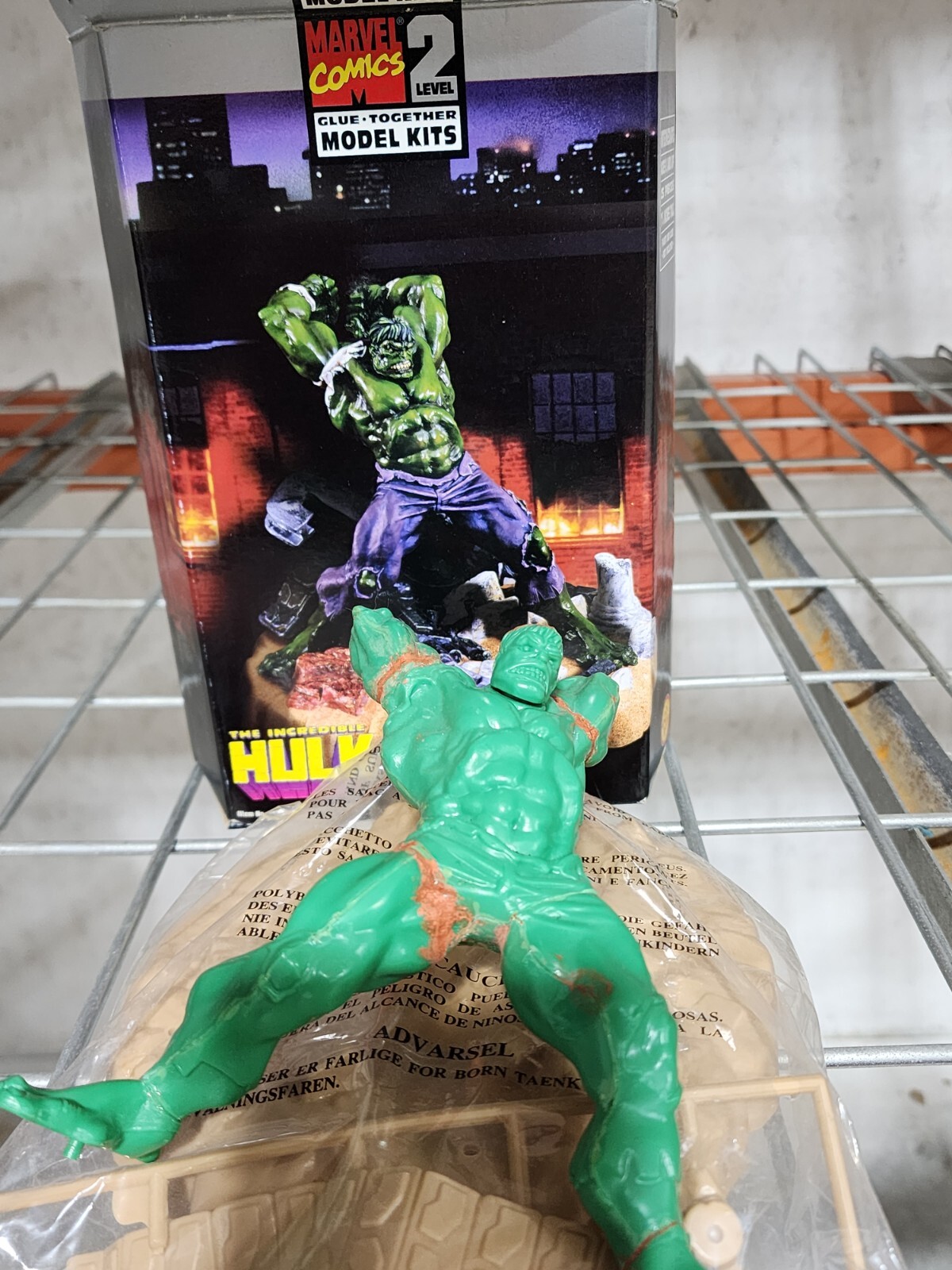 Marvel Comics Level 2 Glue Together Model Kit Incredible Hulk