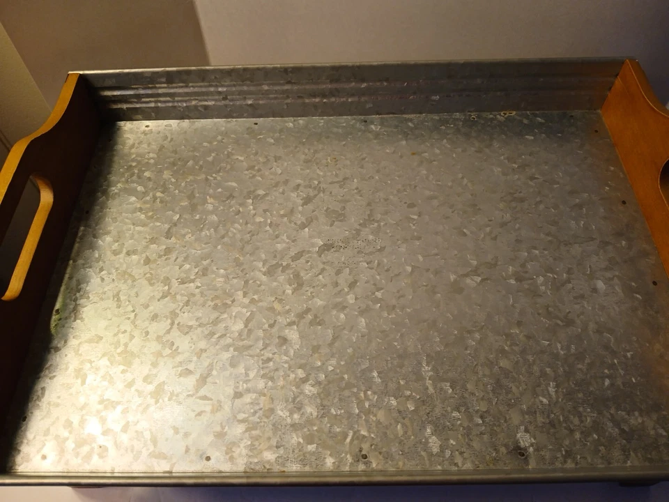 Bandeja rectangular de acero galvanizado Better Homes & Garden madera manos/piernas  Foto 3 de 4