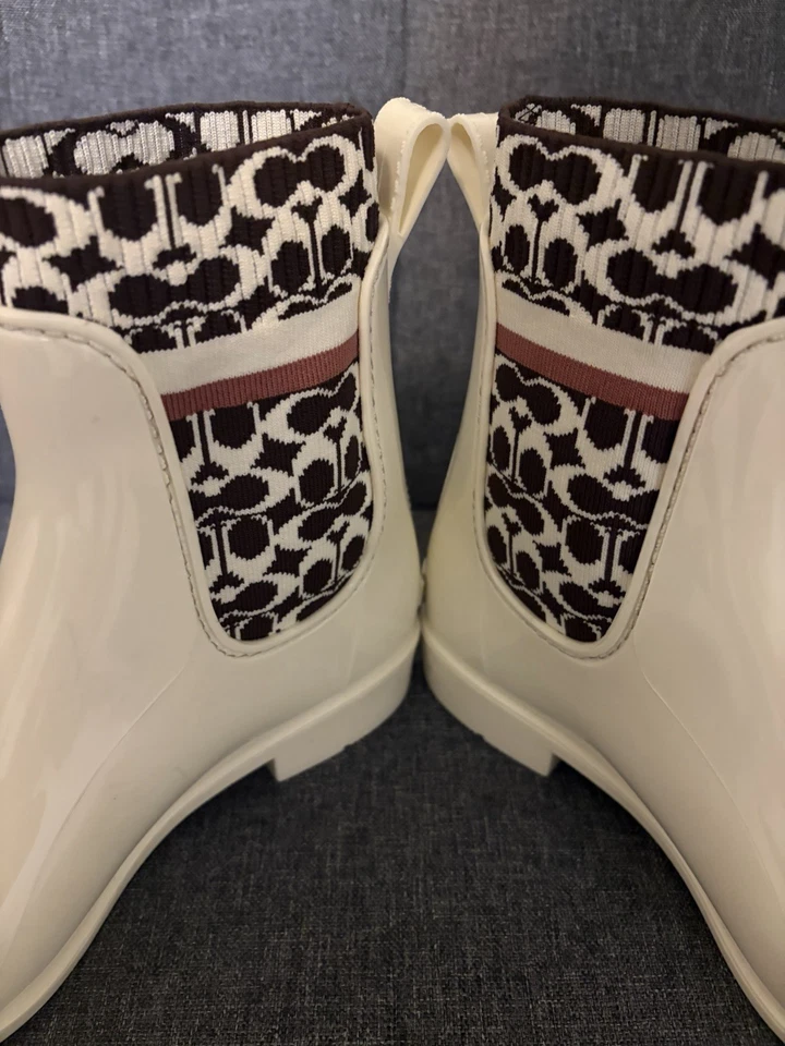 Botas de lluvia COACH talla 7.  Blanco y marrón con logotipo Coach C Foto 3 de 4