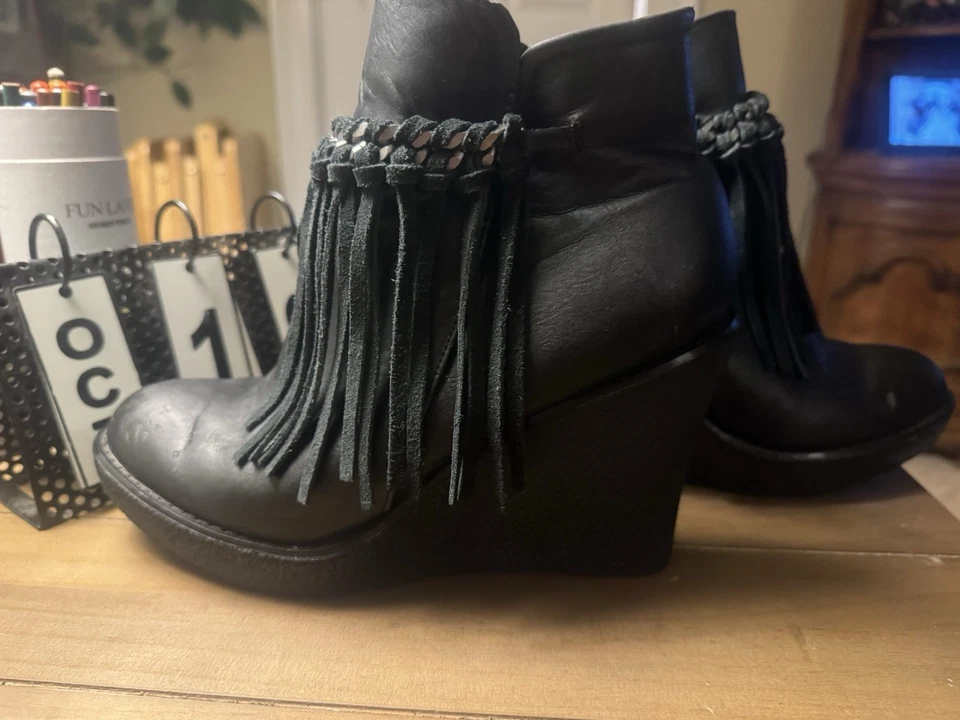 Botas Corky’s “Vela” Talla 9 Negro Cuña Cuero Flecos Foto 2 de 4