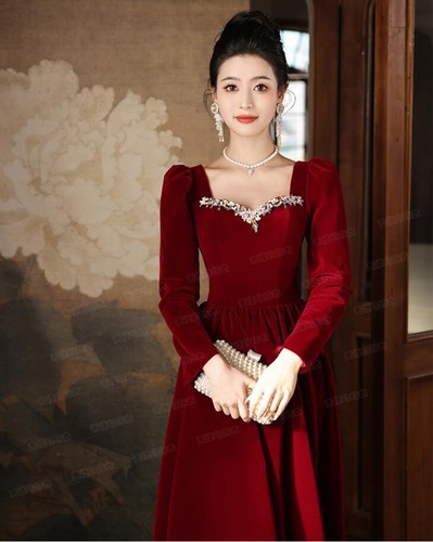 Elegant Red Diamante Square-cut Collar hubble-bubble sleeve A-line Velvet Gown - Bild 5 von 12