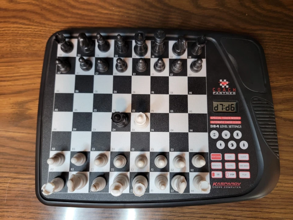 Saitek Kasparov Coach Partner Juego de Ajedrez Electrónico con Tablero Sensorial Foto 3 de 4