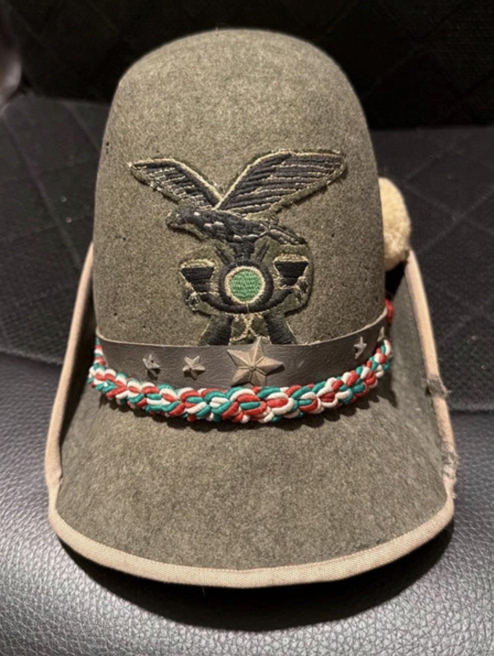 Cappello Alpino originale vintage in feltro grigioverde. Artiglieria da Montagna
