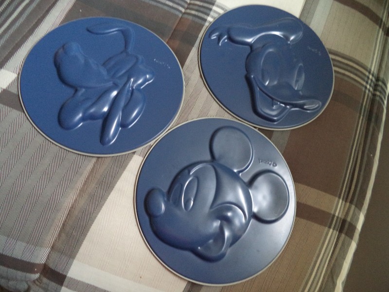 SPRINGFORM PAN WITH THREE DISNEY CHARACTERS INSERTS MICKEY, DONALD DUCK, PLUTO