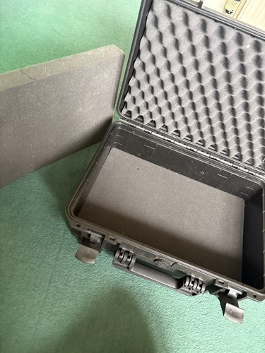 Medium, unbranded, hard peli case with foam inserts - Picture 4 of 8