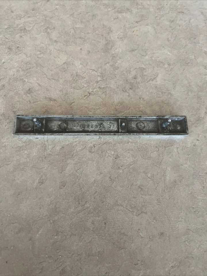 Chevrolet Corvette 1961 emblema de guardabarros delantero cromado GM 3779671 Foto 2 de 2