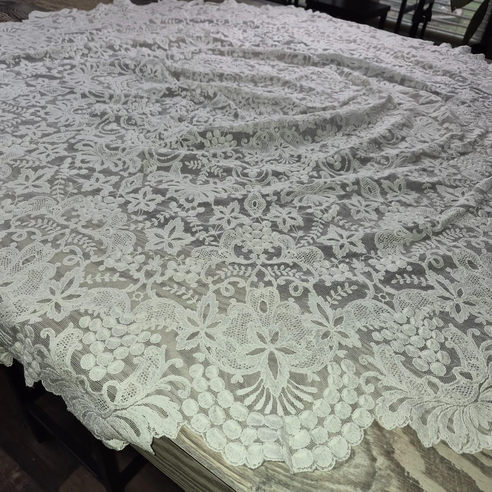 Mantel redondo de encaje blanco 44 pulgadas por 44 pulgadas Foto 2 de 4