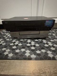 2 videoregistratori (One Emerson & One RCA) PER RICAMBI O RIPARAZIONE così come sono