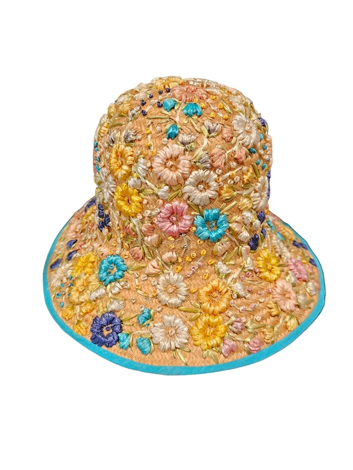 Sombrero cubo de paja hecho a mano vintage cubierto con bordado de rafia Foto 3 de 4