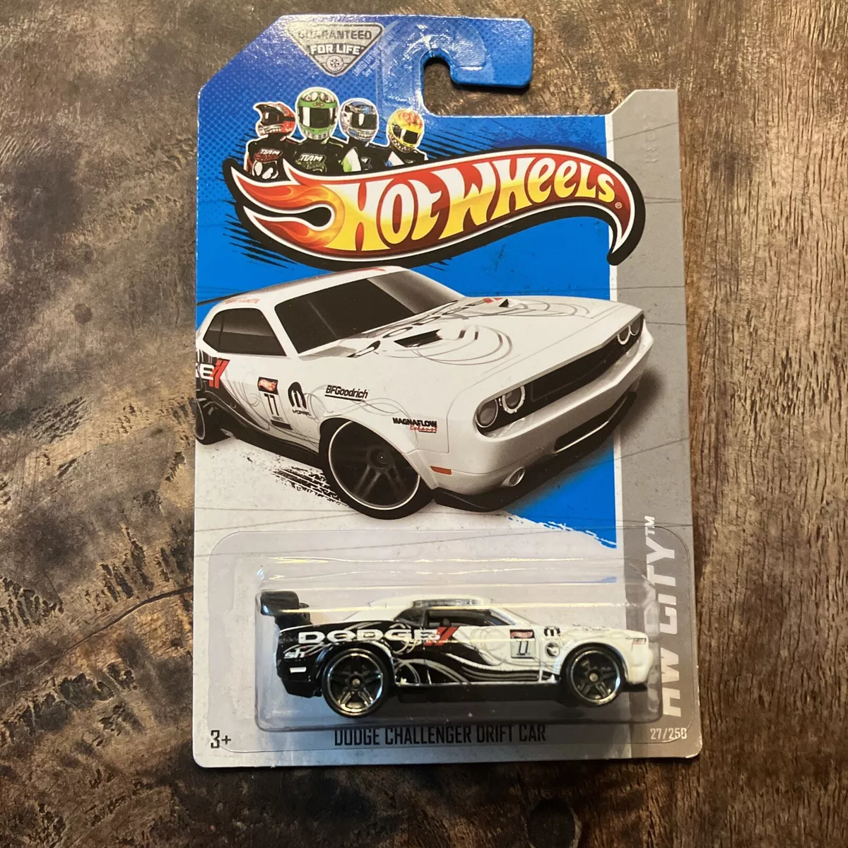 2013 Hot Wheels Treasure Hunt Dodge Challenger Drift Car X1680 série 27/250  T-Hunt - Arte em Miniaturas