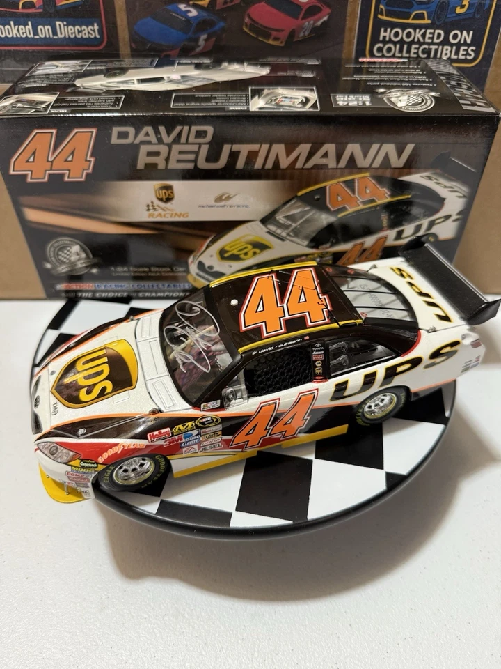 RARO* AUTOGRAFADO David Reutimann #44 UPS 2008 BERÇO 1/24 Nascar Diecast - Imagem 4 de 4
