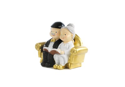 Seniorenpaar auf dem Sofa 11 cm aus Resin Bonboniere Geschenk Hochzeit Gold