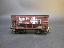 HO SCALE SANTA FE ATSF 6739 ORE CAR W/KNUCKLE COUPELRS
