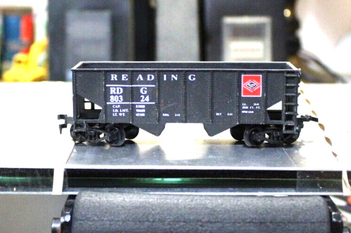 Tolva Roundhouse Ho Reading RDG 80324 34’ 2 bahías RTR KD ponderada vacía | Zustand: Used