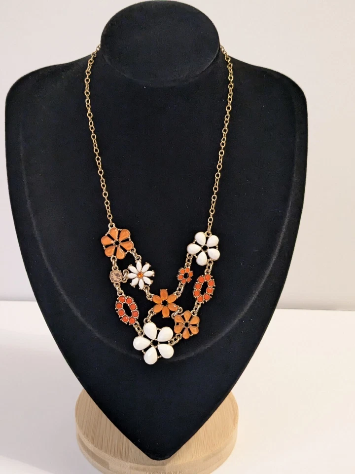 Colar Avon novo com etiquetas laranja e branco flor babador estilo tom dourado declaração. BOHO 16" - Imagem 2 de 4
